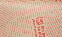 Brūns papīrs ar sarkaniem burtiem, matēts 50x75 cm (DP2.14)