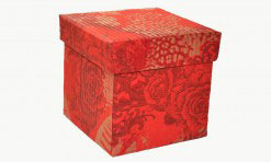 Sarkana dāvanu kaste 8x8x8 cm
